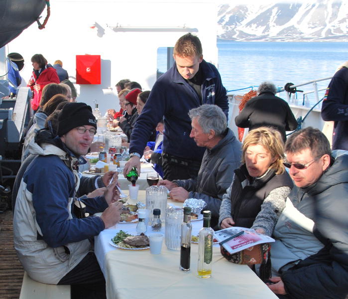 The big final party - enjoying the food (picture by Gunther Herrmann)